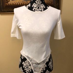 🕊️A’nue Ligne short sleeved luxe stretch bodysuit with lace panty snap close